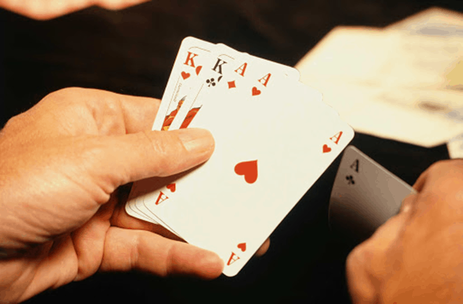 Chia sẻ về cách chơi Poker từ những tay chơi chuyên nghiệp