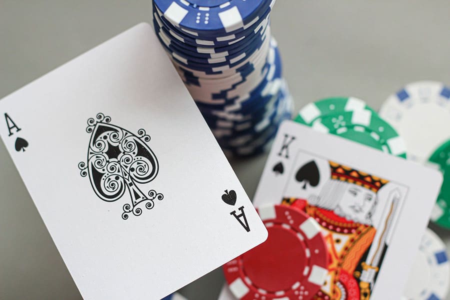 Trong 4 vòng cược của bài Poker có gì? Và cách để ứng đối