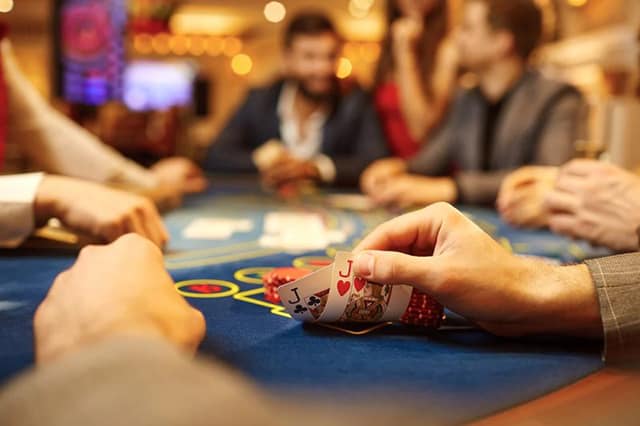 Những điều cần biết về trò chơi Poker giúp bạn đánh bại đối thủ và giành chiến thắng