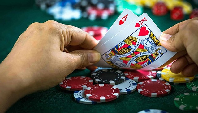 Đặc điểm các hình thức cược trong Poker là gì?