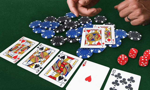 Cách chơi Poker hiệu quả khi mọi người có bài tẩy là một đôi